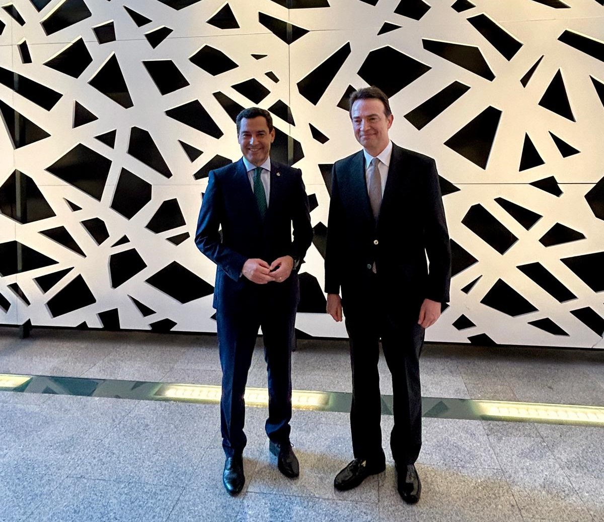 El Presidente de la Junta de Andalucía se reúne con el Consejero Delegado de Enagás para conocer los avances del Plan de Participación Pública de la red de hidrógeno